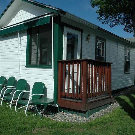 Channel Waterfront Cottages Weirs Beach Room photo