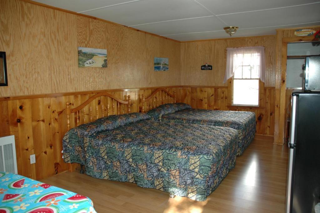 Channel Waterfront Cottages Weirs Beach Room photo