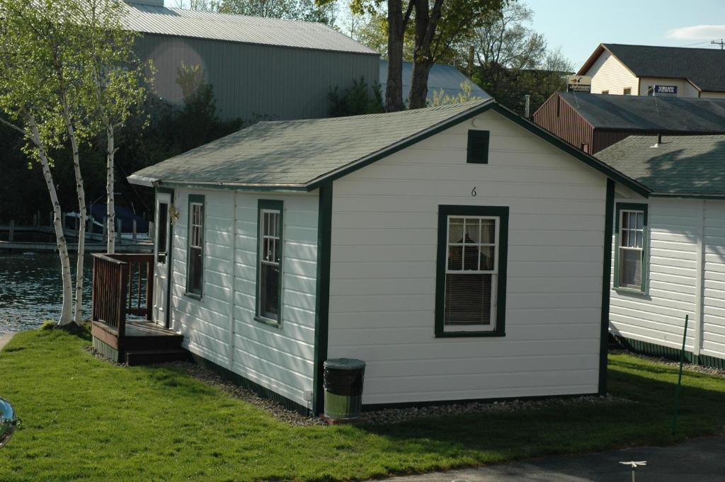 Channel Waterfront Cottages Weirs Beach Room photo