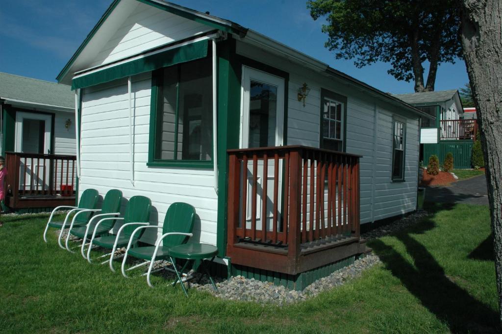 Channel Waterfront Cottages Weirs Beach Room photo