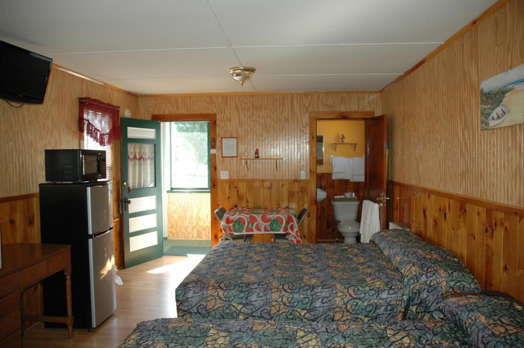 Channel Waterfront Cottages Weirs Beach Room photo