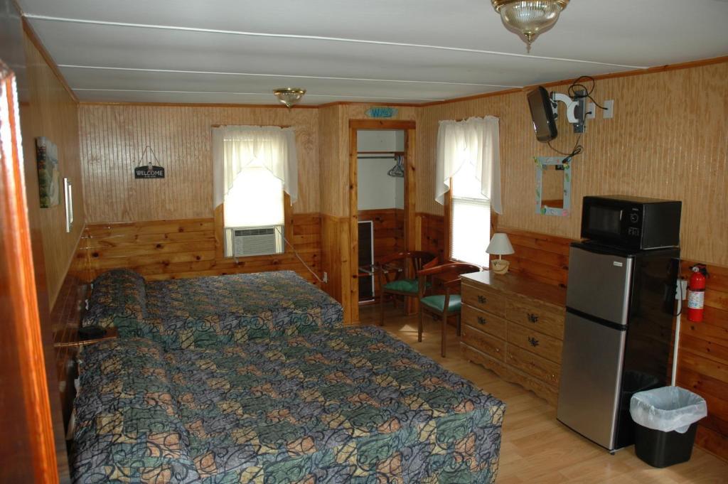 Channel Waterfront Cottages Weirs Beach Room photo