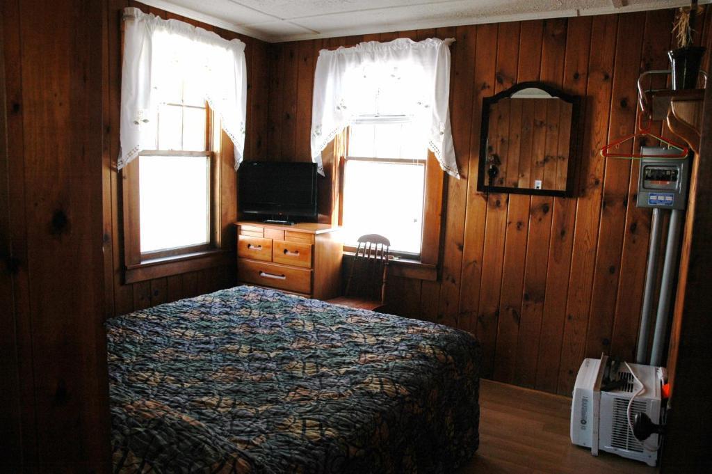 Channel Waterfront Cottages Weirs Beach Room photo