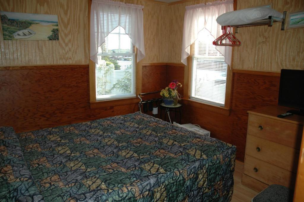 Channel Waterfront Cottages Weirs Beach Room photo