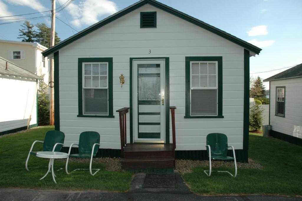 Channel Waterfront Cottages Weirs Beach Room photo