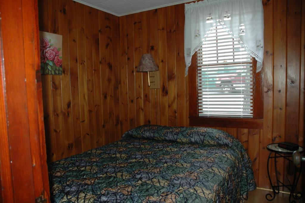 Channel Waterfront Cottages Weirs Beach Room photo