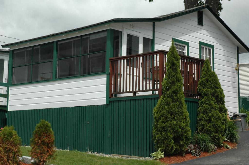 Channel Waterfront Cottages Weirs Beach Room photo