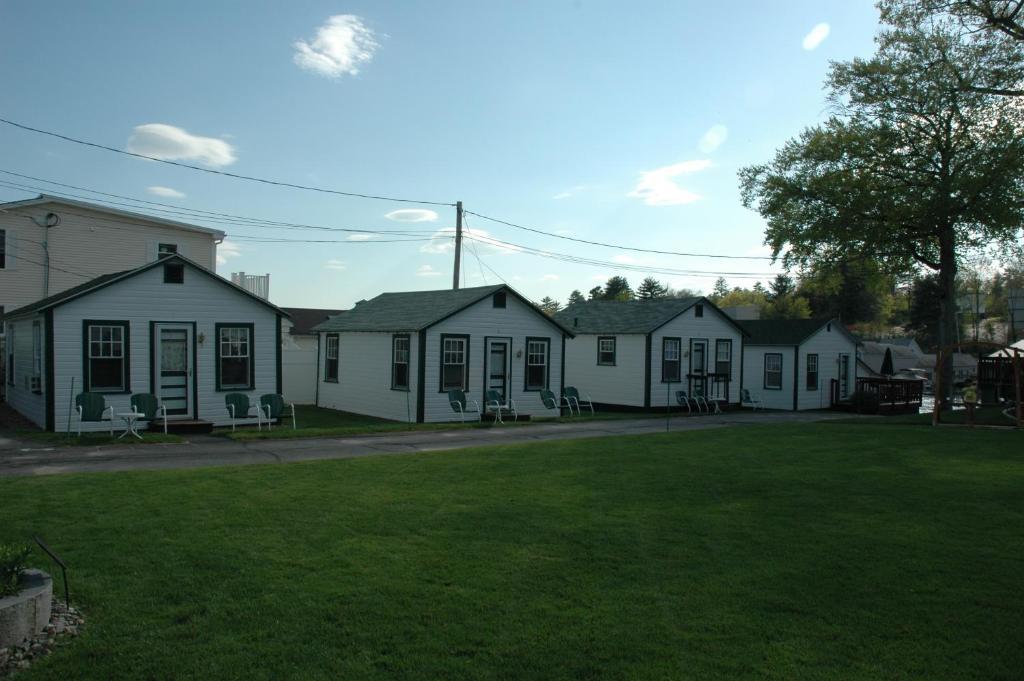 Channel Waterfront Cottages Weirs Beach Room photo