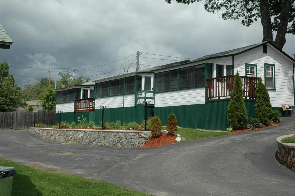 Channel Waterfront Cottages Weirs Beach Room photo