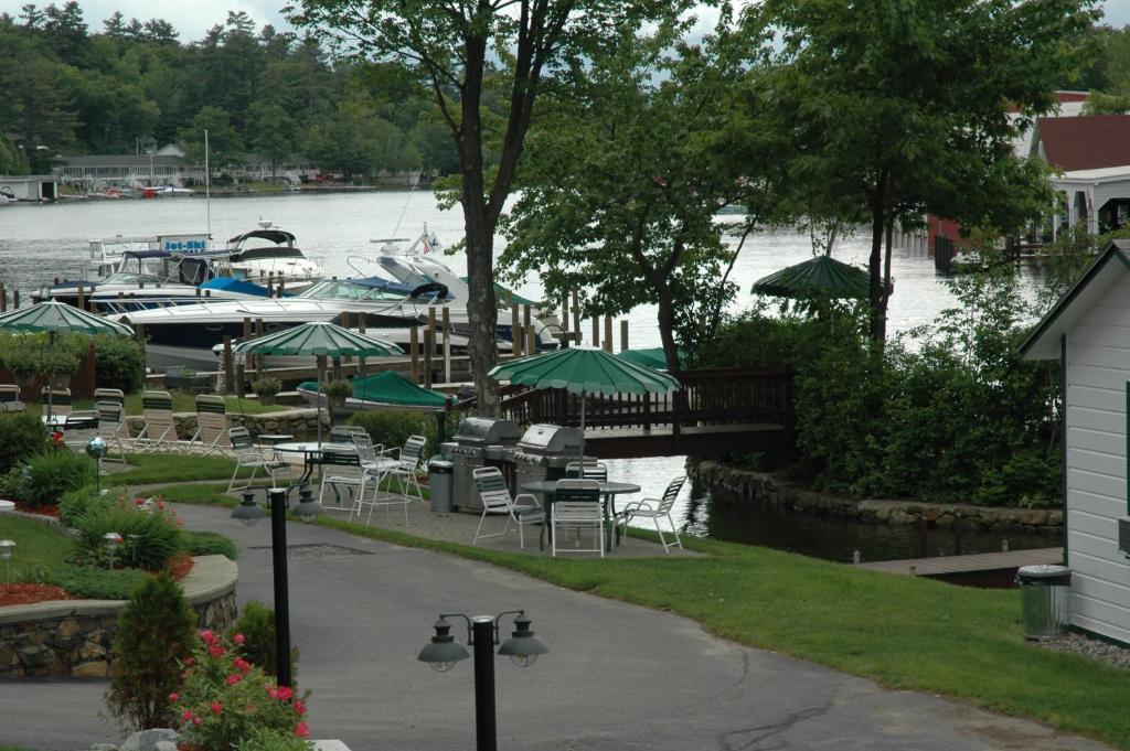 Channel Waterfront Cottages Weirs Beach Room photo