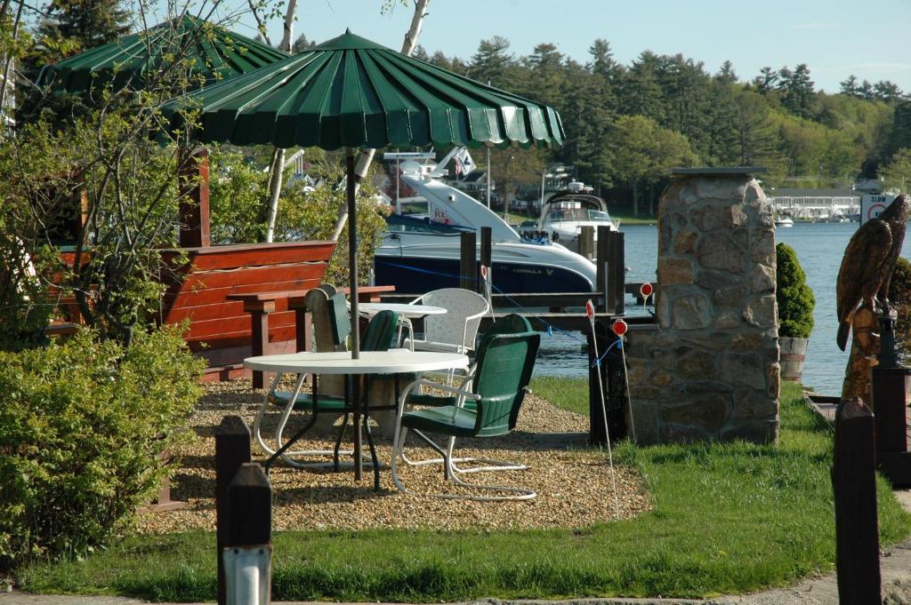 Channel Waterfront Cottages Weirs Beach Room photo