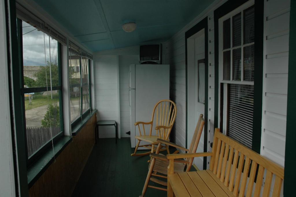 Channel Waterfront Cottages Weirs Beach Room photo