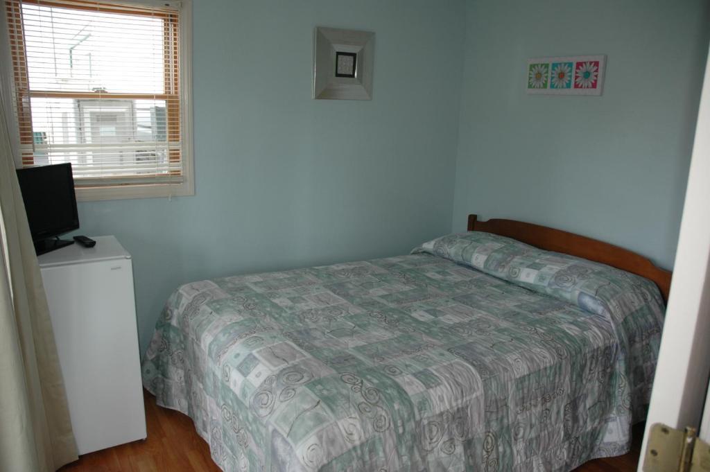 Channel Waterfront Cottages Weirs Beach Room photo