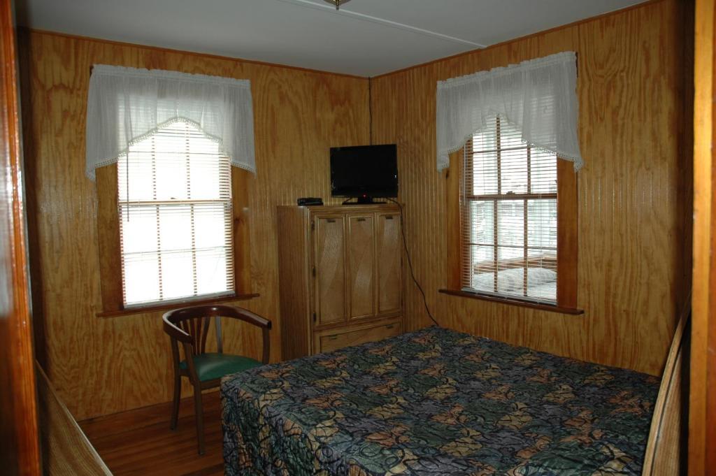 Channel Waterfront Cottages Weirs Beach Room photo