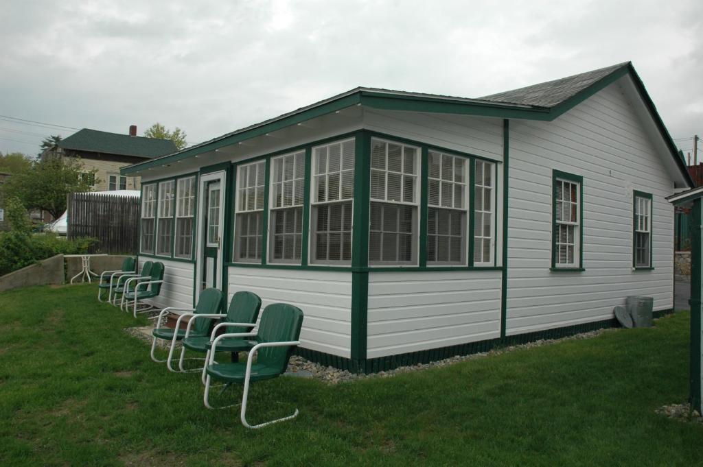 Channel Waterfront Cottages Weirs Beach Room photo