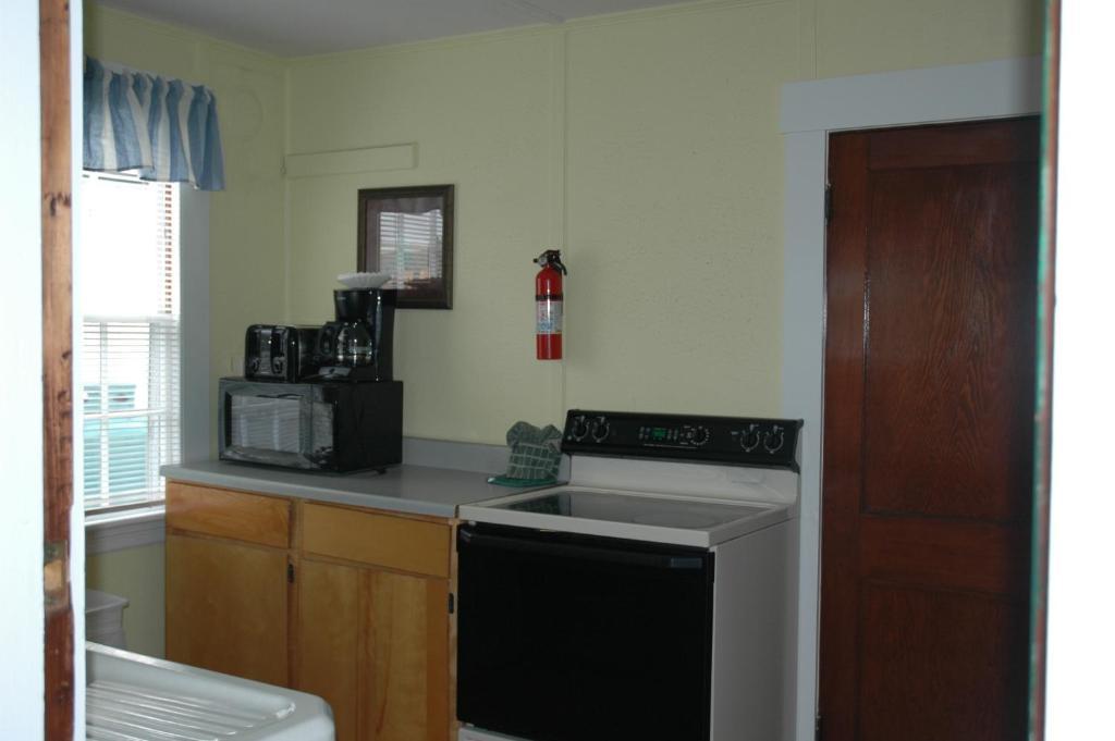 Channel Waterfront Cottages Weirs Beach Room photo