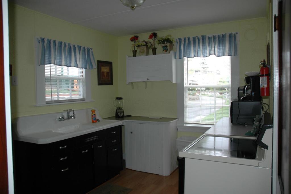 Channel Waterfront Cottages Weirs Beach Room photo