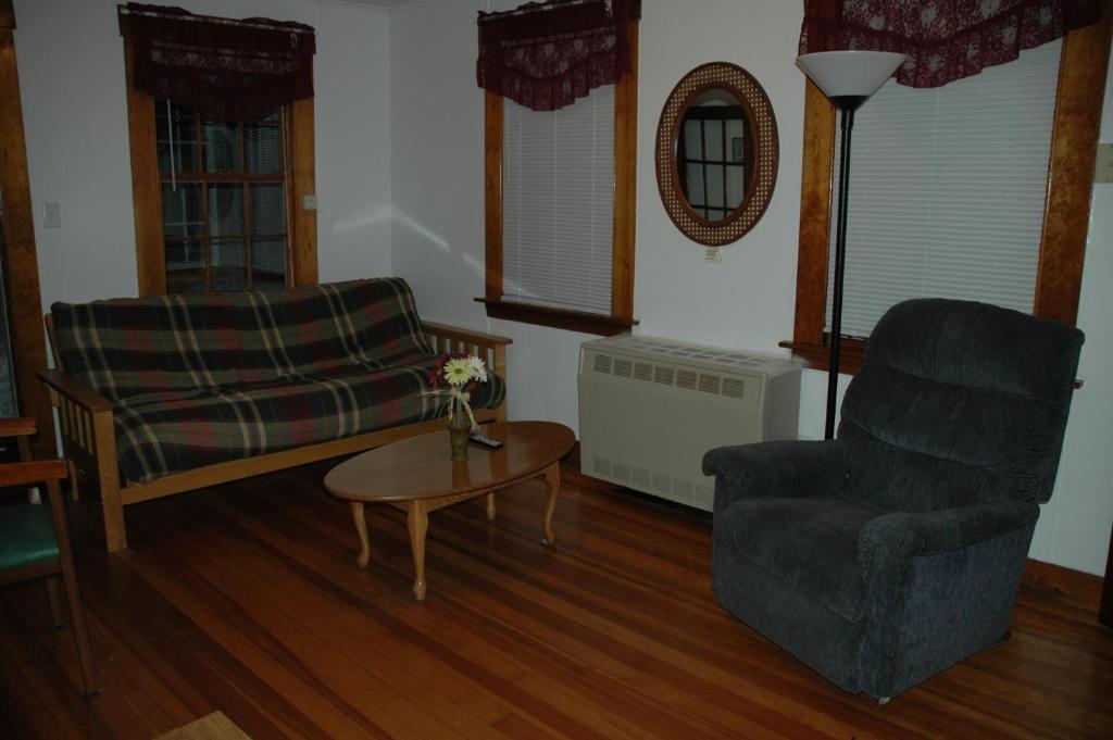 Channel Waterfront Cottages Weirs Beach Room photo