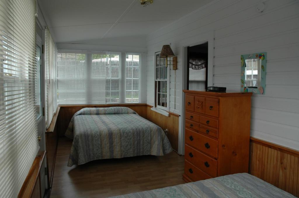 Channel Waterfront Cottages Weirs Beach Room photo