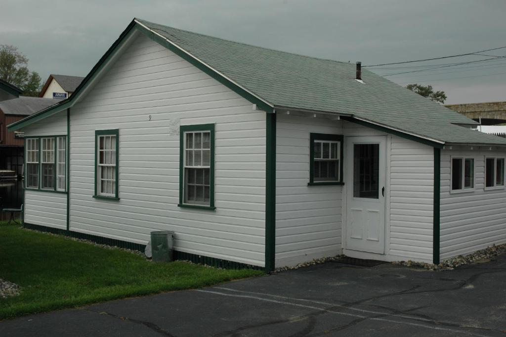 Channel Waterfront Cottages Weirs Beach Room photo