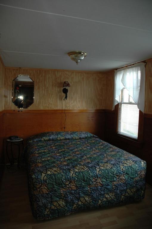 Channel Waterfront Cottages Weirs Beach Room photo