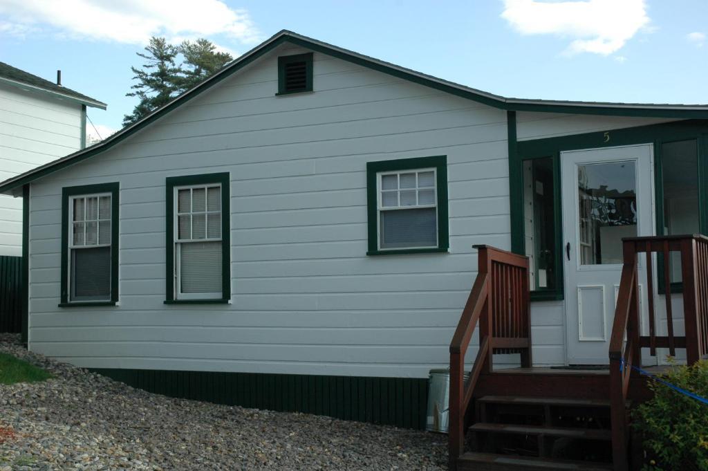 Channel Waterfront Cottages Weirs Beach Room photo