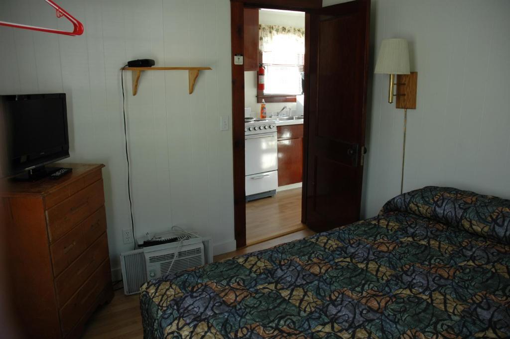 Channel Waterfront Cottages Weirs Beach Room photo