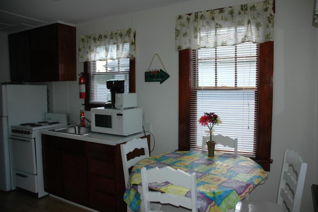 Channel Waterfront Cottages Weirs Beach Room photo