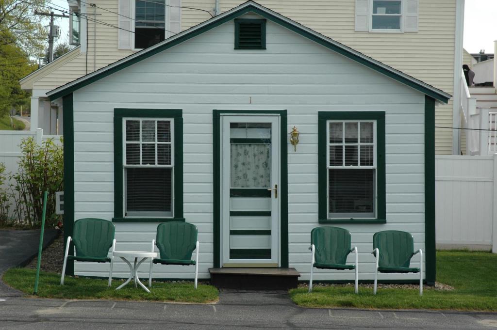 Channel Waterfront Cottages Weirs Beach Room photo