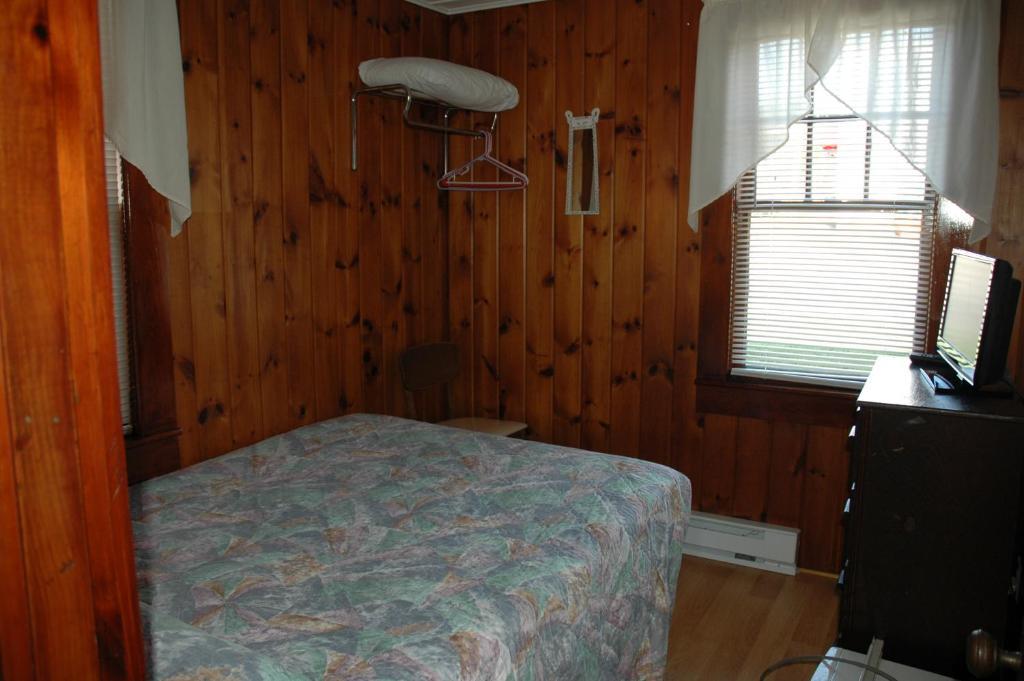 Channel Waterfront Cottages Weirs Beach Room photo