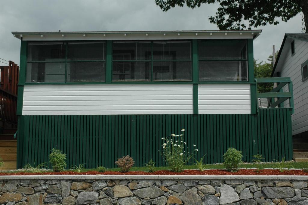 Channel Waterfront Cottages Weirs Beach Room photo