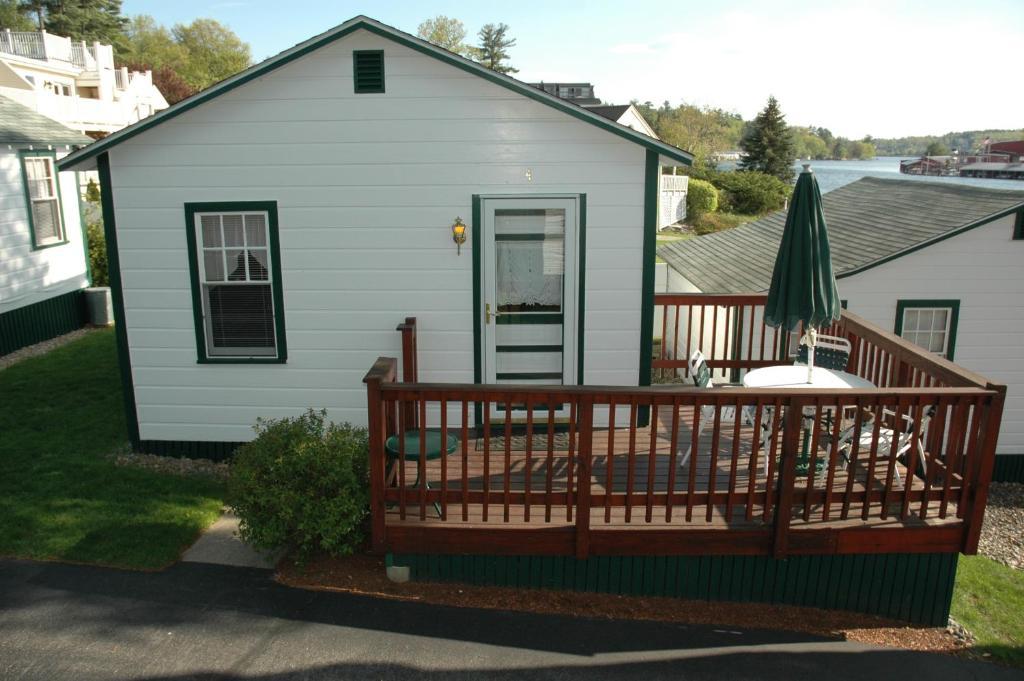 Channel Waterfront Cottages Weirs Beach Room photo