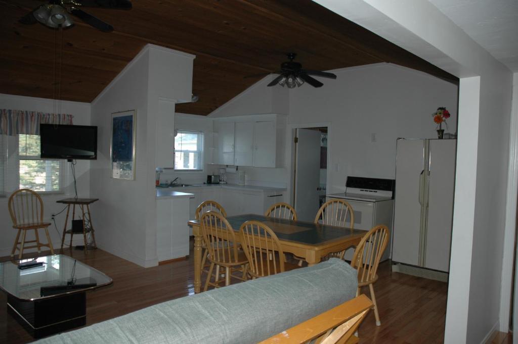 Channel Waterfront Cottages Weirs Beach Room photo