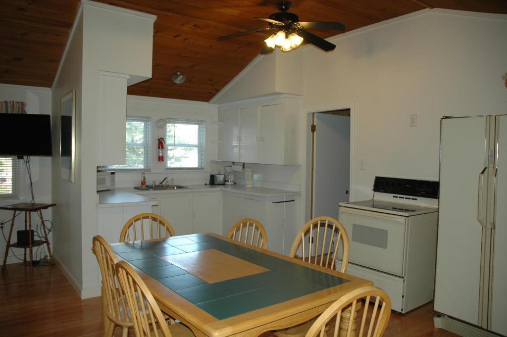 Channel Waterfront Cottages Weirs Beach Room photo