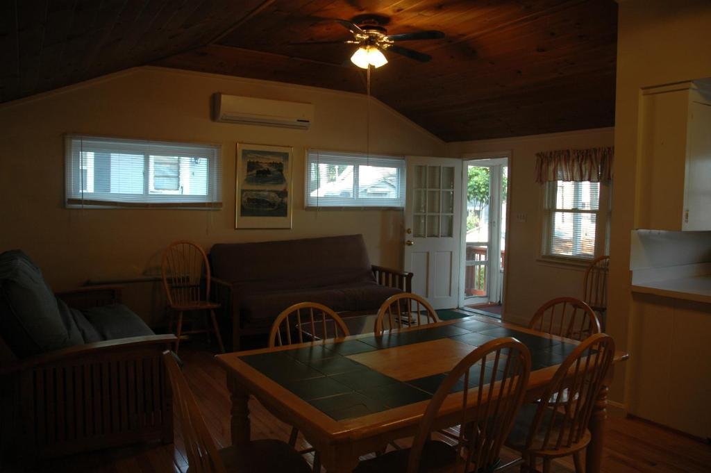 Channel Waterfront Cottages Weirs Beach Room photo