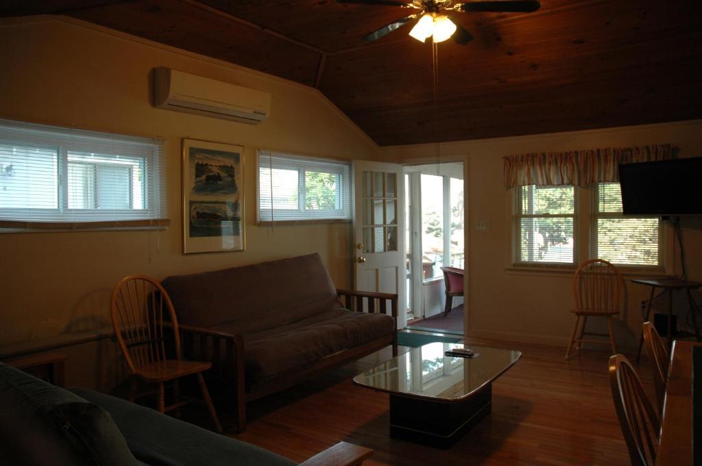 Channel Waterfront Cottages Weirs Beach Room photo