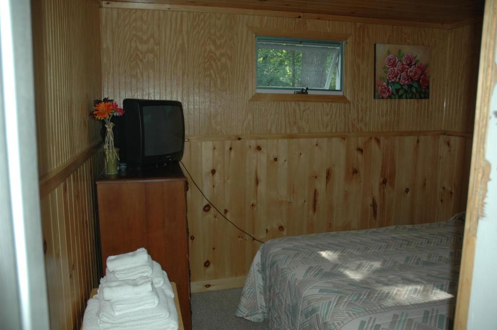 Channel Waterfront Cottages Weirs Beach Room photo