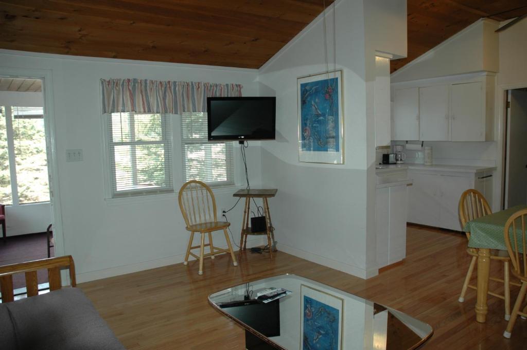 Channel Waterfront Cottages Weirs Beach Room photo