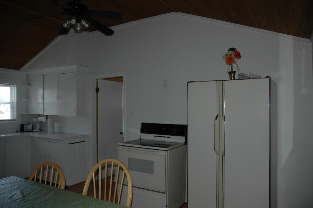 Channel Waterfront Cottages Weirs Beach Room photo